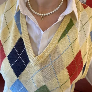 Oversized Sweater Vest  - Rutig sweater vest som kan användas som klänning eller stylas med kjol och jeans. Personen på bilderna är 173cm och bär vanligtvis Medium. Det är XL men kan som sagt användas som klänning ❣️Plagget är second hand men i bra skick! Köpare står för frakt. 