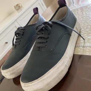 Eytys Mother Leather Navy Blue - Säljer mina eytys storlek 42, NYPRIS 1800kr. Använda endast 3 gånger. I väldigt bra skick och sulan kan rengöras utan problem. 