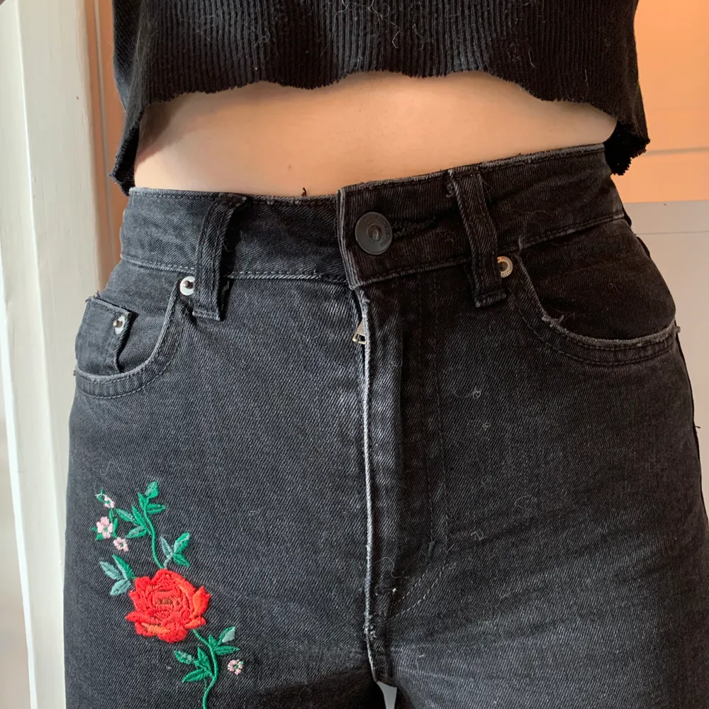 Svarta jeans med rosor på! . Jeans & Byxor.