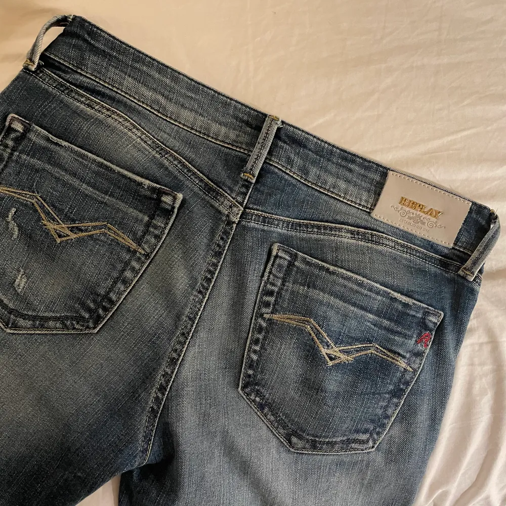 Vådligt fina low rise replay jeans, second hand! Jag är 178 cm och dem sitter precis vid mina anklar ❤️ Våldigt Y2k insperirad. Jeans & Byxor.