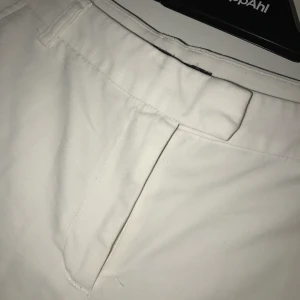 Bikbok vita kostymbyxor i S kan passa M - Säljer eftersom jag inte har användning för det längre 🤗 i använt gott skick, strl S, Bikbok