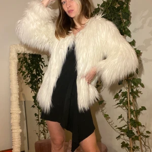 Fluffig dröm 💭  - Vit fakepäls 🐑 fyra hakar i fram som kan stänga jackan. Trasiga sömmar i fodret, men går lätt att laga (se bild). Skicka ett meddelande om du är sugen på denna jacka 🧥