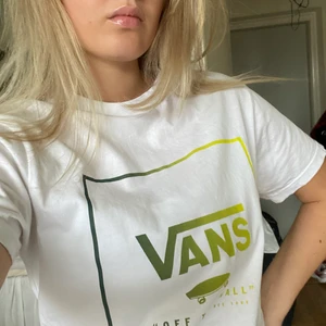 Vans T-shirt  - Säljer en fin Vans T-shirt i strl. S (slim fit-modellen)! Har ett litet hål i ryggen som produktionsfel, men den har klarat tvättar och har inte förvärrats 🥰  Frakt tillkommer! 