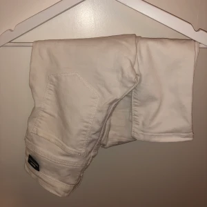 Jeans från Dr Denim  - Vita jeans från Dr Denim. Stl M men mer som S! Inte mycket använda 