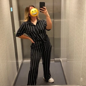 Byxdress - Snygg och bekväm byxdress. Använd fåtal gånger så den är i toppen skick! ✨ jag är 165 cm lång och passar precis i läng för mig. Storlek L men funkar lika bra på vem som helst. Frakt ingår 🥰