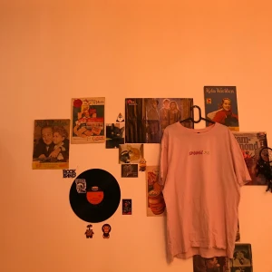 Ljusrosa Svampbob T-shirt - En jättefin ljusrosa t-shirt med olika Svampbob tryck både fram och bak. Köpt på H&M i storlek XL och säljer pga att det inte är min färg. Använd ca två gånger. Säljer för 70kr + frakt💞✨