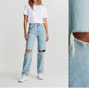 Jeans från Ginatricot - Säljer pga använder ej.                                                         🖤 Aldrig använda, har endast provat byxorna🖤                                                                     Storlek 36!                                                                      Nypris 600kr säljer för 280kr inklusive frakt.                             För fler frågor meddela mig🤗