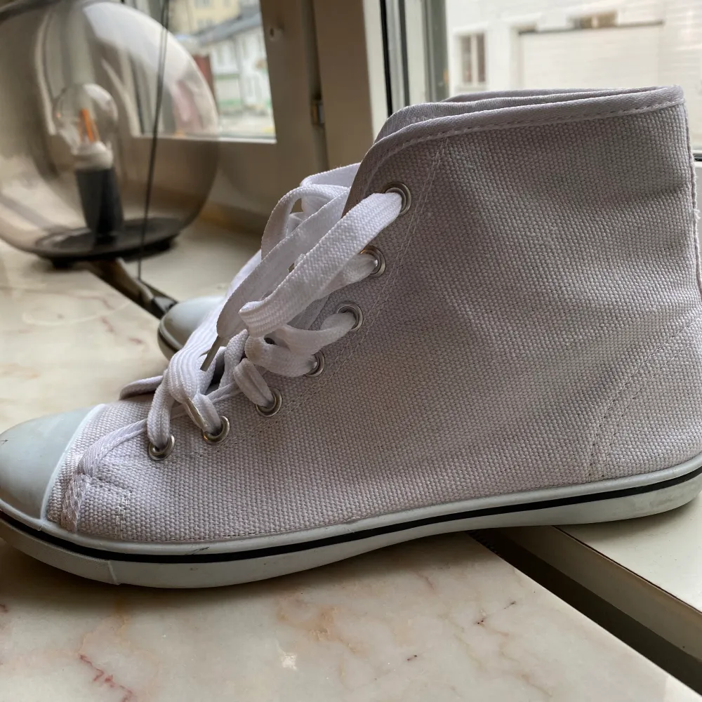 Vita sneakers som liknar Converse i modellen, storlek 38. Använda 1-2 gånger. Spårbar frakt på 63 kronor tillkommer🤍. Skor.