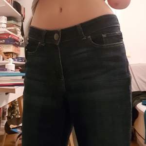 Snygga jeans som är för korta enligt min smak (är 172cm) . Lågmidjade o lite utsvängda, sitter lite baggy på mig. Pris kan diskuteras 😊