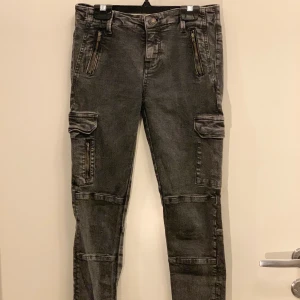 Zara byxor  - Snygga Zara byxor i svart-grå med fickor längs benen. Sitter skitbra, storlek 36 :) Nästan helt nya, använda 1-2 gånger. Startbud 30kr, köpare står för frakt skickas spårbart 63kr eller möts upp i Malmö 💓 