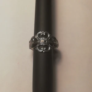 Handgjord metal ring - Ring gjort i metal, storlek =omkrets runt fingret 6.3 cm. 