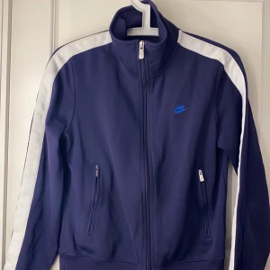 NIKE HOODIE - Asball och trendig nike zip som jag nu lägger ut igen pga oseriösa köpare. Superfint skick och den är i storlek M. Ränderna fortsätter även på baksidan. 250 kr + frakt 💕💕