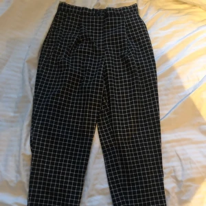 Monki kostymbyxor - Svart- och vitrutiga kostymbyxor, strl 36. De är i mycket bra skick då de knappt är använda, pga för korta för mig. Jag är 173cm lång, nypris 350 kr