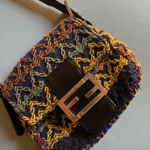Fendi vintage bag - Small knitted vintage Fendi handbag. Ca 20cm x 15cm, adjustable strap in black leather. One pocket inside with zipper. Very cute little bag 💚