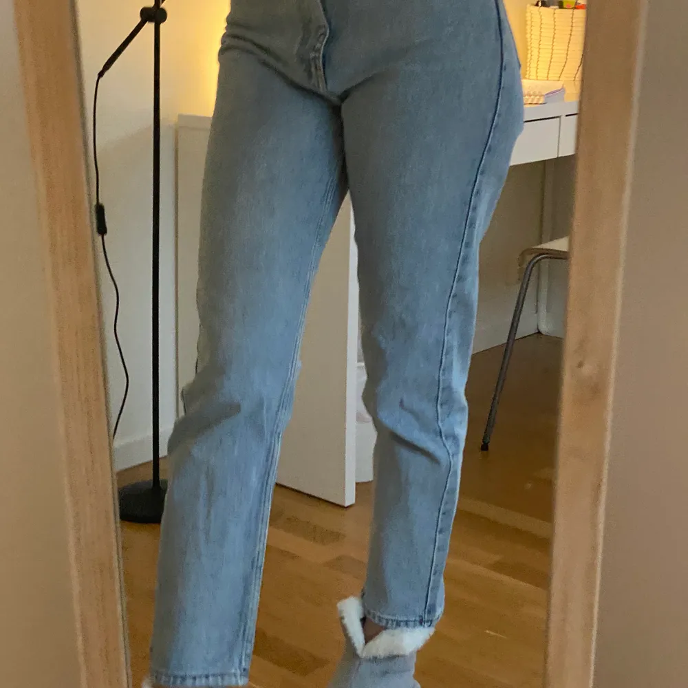 ett par mom jeans från Zara i superbra skick!!! Nypris 400kr och används inte längre och är för korta för mig (är 182cm) men annars super sköna 💕💕 köpare står för frakt. Jeans & Byxor.