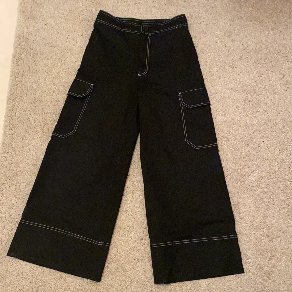 Jättesköna byxor, fejk ficka bak och riktiga fickor på sidorna! Möts upp eller fraktar. Jeans & Byxor.
