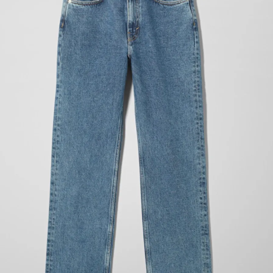 Väldigt bra skick, tvättar innan jag skickar iväg såklart, frakt ingår, säljer pågrund av att jag precis har köpt ett par andra nya, modelen:Voyage High Straight Jeans, kan tilläggas att jag är 1,71, köpta för 500 på weekday. . Jeans & Byxor.