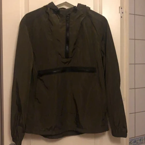 Jacka  - Regnjacka från Asos med balla detaljer. Köpt 2016  använd Max tio gånger, skick 9/10. Militär grön med svarta blixtlås. Köpt för 349kr säljer för 200kr+frakt