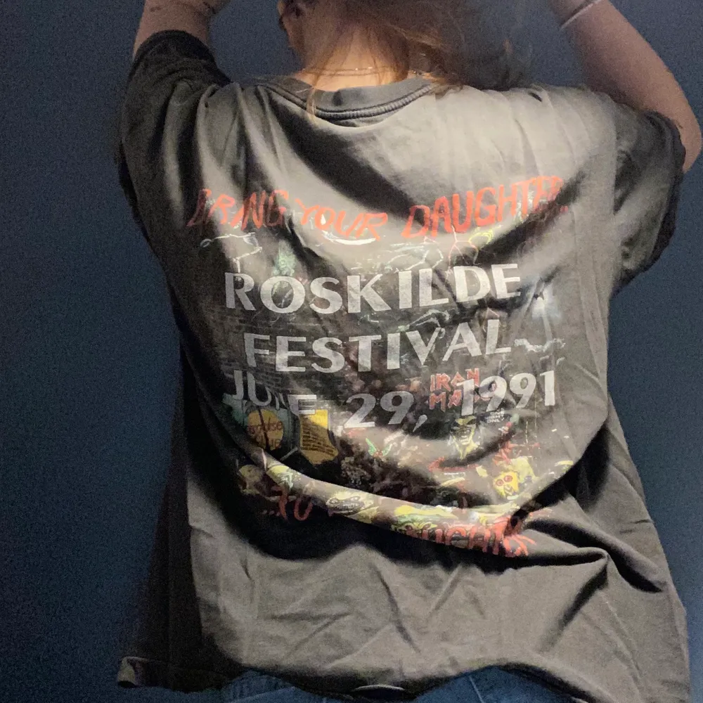 Asball tröja med iron maiden, tourmerch från Roskilde 1991!! Passar XS-M. Några hål i sömmen längst ner men det bidrar bara till den coola effekten, skriv för bilder ⚡️. T-shirts.