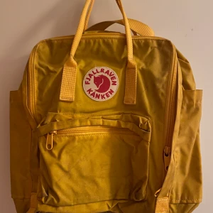 Gul kånken - Säljer min älskade kånken då jag inte använder den längre. Den är lite smutsig men det går nog bort om man tvättar den! Inte sliten men väl använd 💞