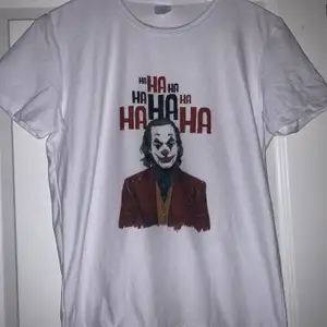 Mjuk T-shirt med stort tryck utav Jokern från dc. Storlek S. Köpare står för frakt🤍