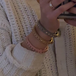 Armband 3 färger💕 -  BRUNT FINNS KVAR❗️|| Dessa armband i läderimitation är såå fina att ha till en cool skinnjacka eller vad man önskar! Finns i färgerna på bilden, kostar 10 kr styck- eller köp alla och få en choker på köpet🤎🤜🏼🤛🏼