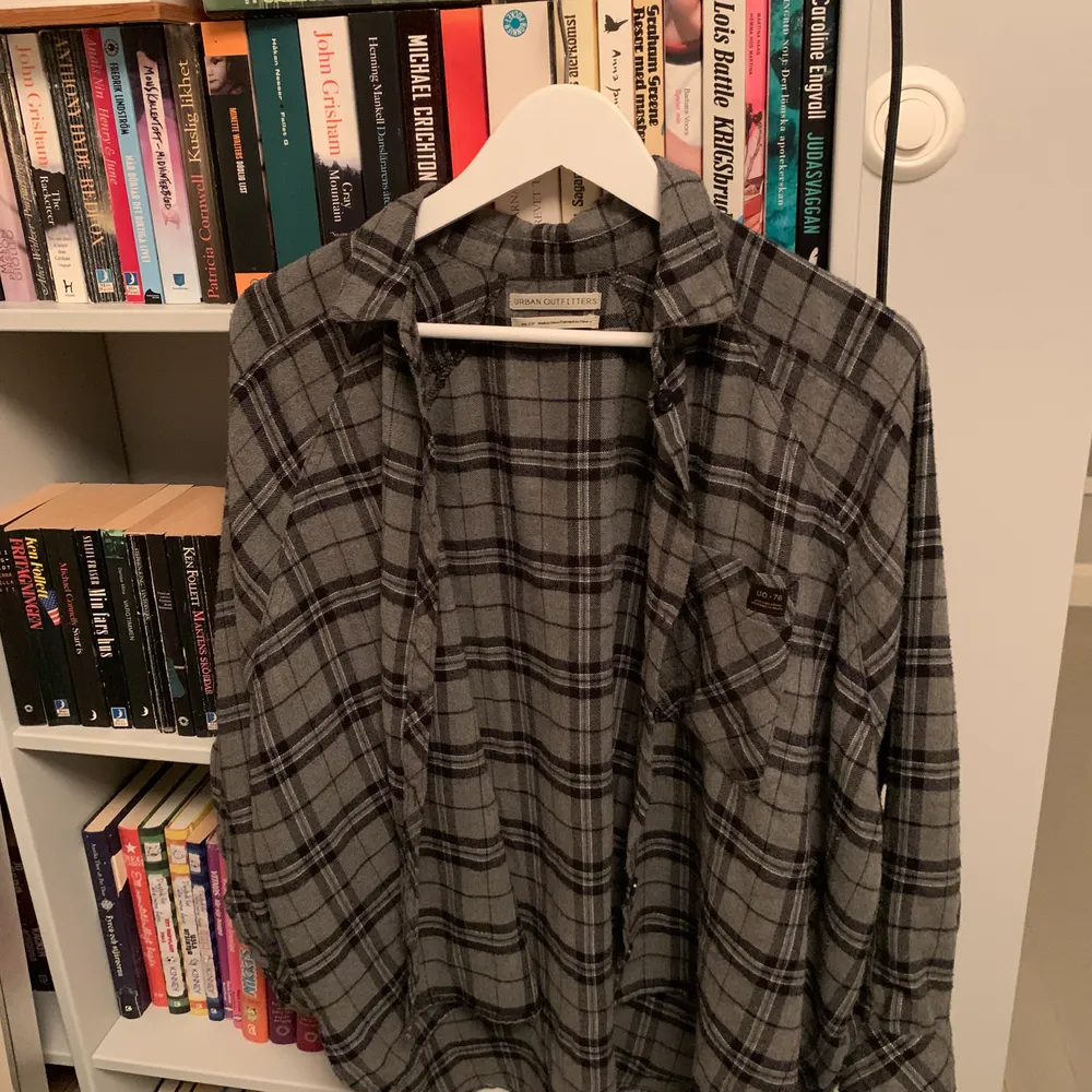 Så fin skjorta från Urban Outfitters som inte kommer till användning längre❤️ Men det va min absoluta favvo plagg förut! Storlek XS men är väldigt over sized🙏🏼 köpte den för 600kr💞. Skjortor.