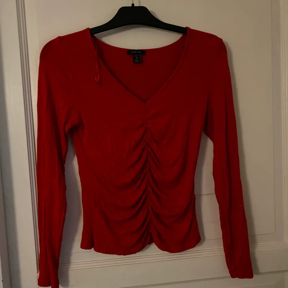 En röd väldigt fin tröja men kommer tyvärr inte till användning längre. T-shirts.
