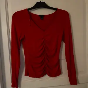 En röd väldigt fin tröja men kommer tyvärr inte till användning längre