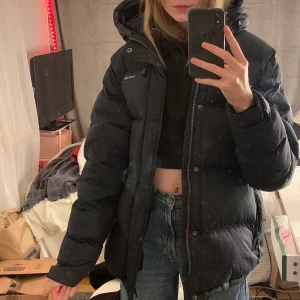 Vinterjacka - Säljer denna asballa dunjackan i storlek S men passar allt ifrån S till säkert L alternativt en mindre XL 🥺🥰 (beroende på önskan av passform) trasig på en del ställen, men kan man sy går den att rädda!