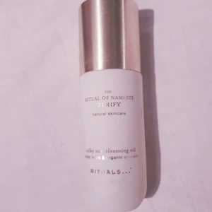 Skincare - Cleansing oil från rituals♡ 150 ml oanvänd♡ på paketet säger de att det funkar som makeup remover och är återfuktande för huden ♡