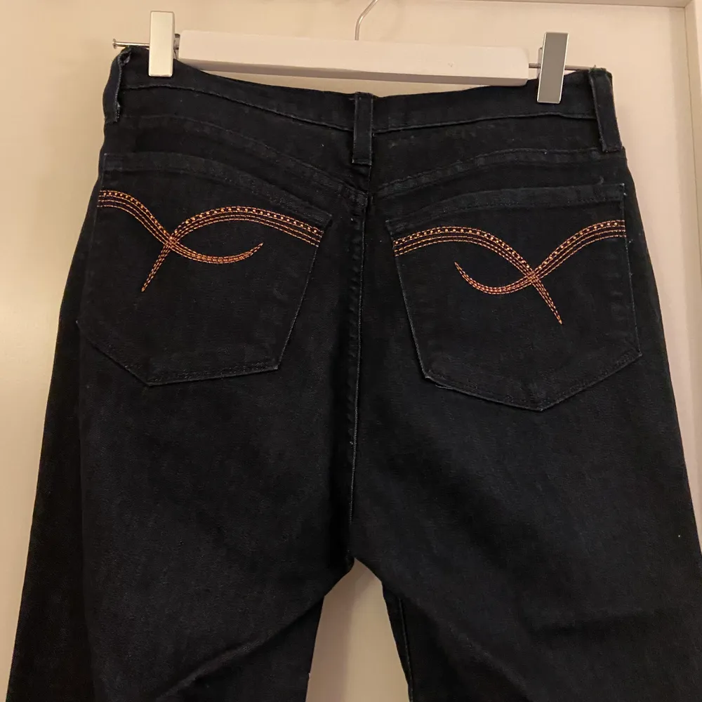 Mörkblå jeans köpta second hand. Så snygga och i fint skick men tyvärr för stora för mig! Innersöm: 73 cm, midja: 76 cm, höft: 96 cm.. Jeans & Byxor.