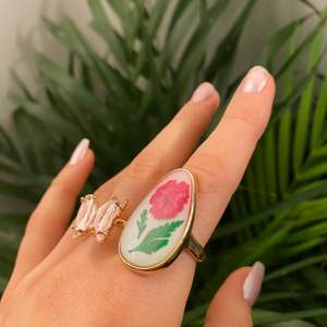 🌺(Den blommiga ringen är till salu, den till höger)🌺 Jättefin, unik och trendig ring! Säljer då den är lite för stor för mig! Älskar den annars!!!