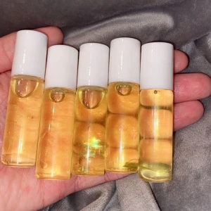 Läppoljor💫 - Nu finns dessa läppoljor ute att köpa!🤩💓  Dessa läppoljor återfuktar dina läppar och gör de väldigt mjuka och lena🦋⚡️ (Kan även hjälpa mot torra eller spruckna läppar) De har även en svag doft av vanilj✨  Veganska och icke djurtestade🌿☘️   Innerhåller: Kokosnötolja, jobajaolja, vitamin-e olja och avokado olja💫.  (De kostar 35kr styck)❤️ Kan även bjuda på halva frakten💗