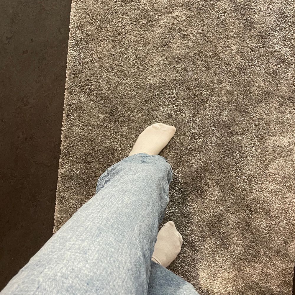 Super trendiga vida/raka jeans från Monki! Nypris 400kr slutsålda nu tror jag ser de aldrig i butik mer💖Säljes pga inte riktigt min stil på jeans! Äääälskar däremot färgen!🥰inga skador alls förutom att ibland kan det som sitter framför gylfen alltså tyget framför vika sig så man ser gylfen lite men det går nog att stryka för att få till rätta igen! De är inte urtvättade men aningen små i midjan (på mig) men alla är ju olika!❤️vid fler intresserade blir det budgivning!☺️kan nog få till spårbar frakt på 63kr om det önskas!💖 BUDA HÖGSTA BUD: 90kr. Jeans & Byxor.