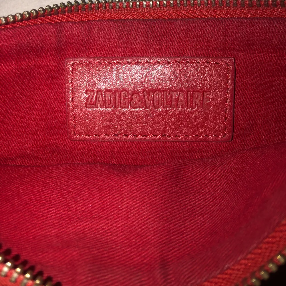 Röd zadigväska. Väl använd o eftersom den är i mocka så är den även lite missfärgad (mest på baksidan). . Väskor.