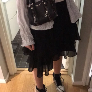 🦈VOLLANGKJOL🦈 - Kjolen är slutsåld från Kristin sundbergs kollektion för NA-KD, kjolen är i toppskick!!! Nypris 400