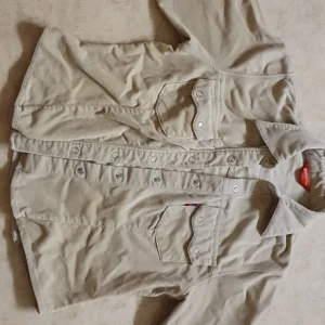 Beige denim jacka:) - Jättefin beige denim jacka, säljer de pga de är för liten för mig:( (priset går att diskutera, frakt tillkommer)❤️