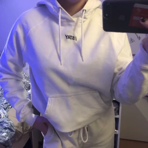 Vit hoodie stl M - Fin hoodie, använt få gånger🤍köpt på carlings för några månader sedan! 80kr + frakt 