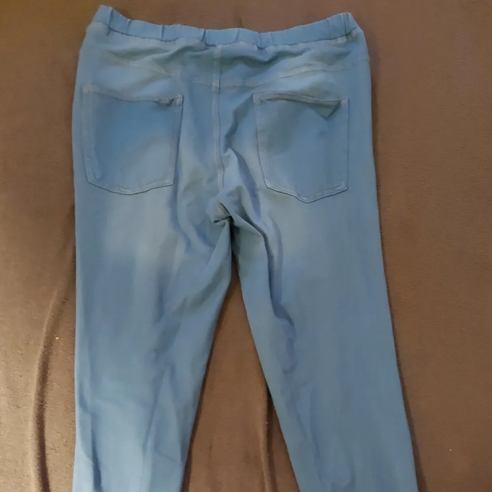 Blåa tighta byxor i storlek S, 36/38 säljes. Nyskick då den endast änvändes några få gånger. Kan skickas mot frakten vid önskemål. . Jeans & Byxor.