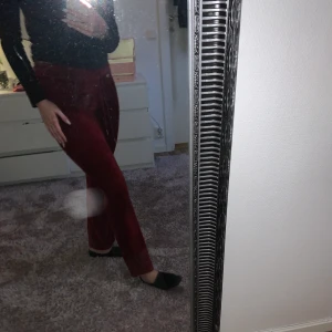 Röda Mjukisbyxor  - Röda mjukisbyxor från bubbleroom, strl S men passar även M 