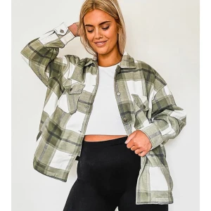 Rutig jacka från Boohoo - Fint skick och knappt använd, stl S