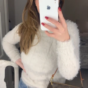 Vit fluffig tröja - Vit fluffig och mjuk tröja. Str S❤️