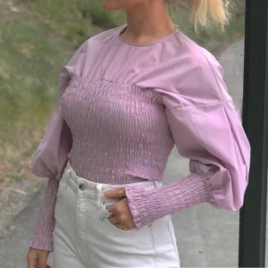 Lila topp med puffärm - Superfin lila topp från Gina Tricot som tyvärr ej kommer till användning. Storlek 36 men stretch så passar S-M. Kan även posta, pris ex. frakt
