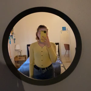 Gul tröja. - Har använt men tycker inte att den är så fin nu. + Frakt 