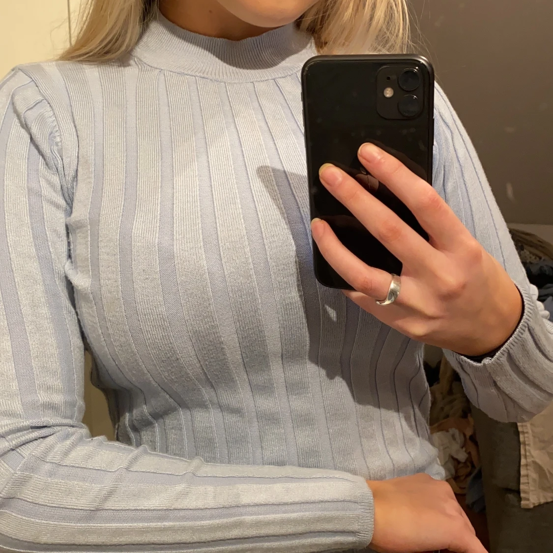 Ljusblå fin tröja.