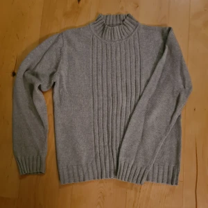 Grå tröja - Grå tröja I välbevarat skick i strl S i märket DoubleXX. 50kr