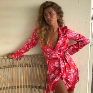 Klänning från Gina Tricot - Klänning från Gina tricot i storlek 36, bild tagen från Matilda Djerf. Köpare står för frakt och betalning sker via swish! 