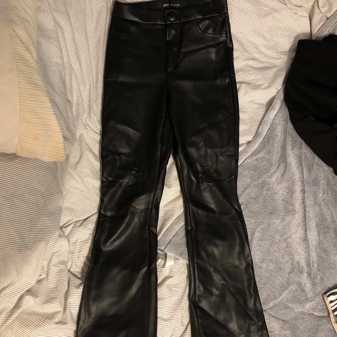 Utsvängda skinnbyxor