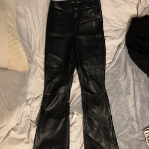 Utsvängda skinnbyxor - Ett par utsvängda skinnbyxor från zara! Inte äkta skinn✨✨👍🏻